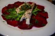 geräucherter Saibling auf rote Beete Carpaccio mit Caviar vom Wildlachs