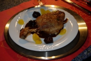 Gänsekeule mit Ananas und Backpflaumen